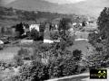 Bieber-Schmelze - Rechts die ehem. Bergmannskapelle, links daneben das Hüttenamt um 1920.JPG